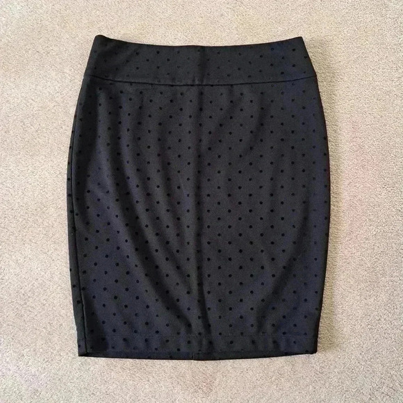 ❤️ Maurices Black Polka-dot Knit Skirt Size  Medium - Picture 2 of 6